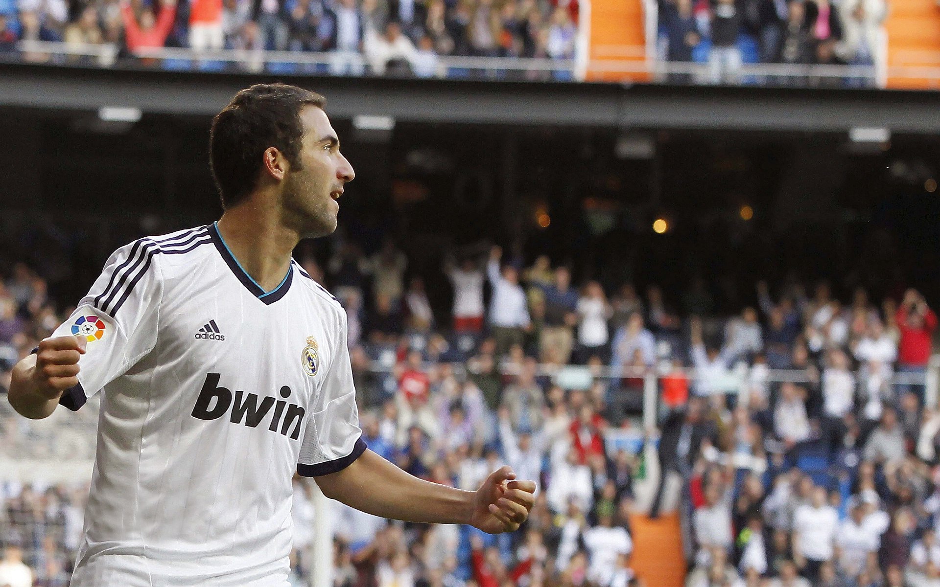 足球社交互动数据影响转播推荐算法，足球赛事转播权的价值